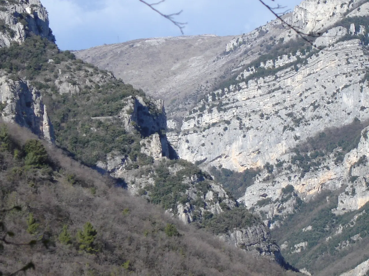 La montagne des Courmettes au bord des gorges du Loup (06)