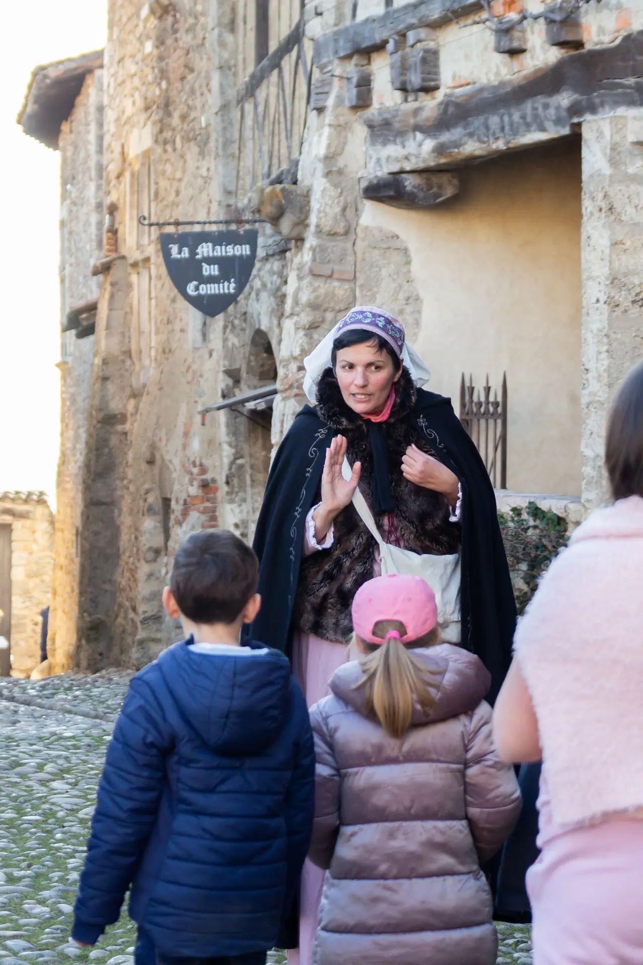 Dame de Pérouges raconte aux enfants