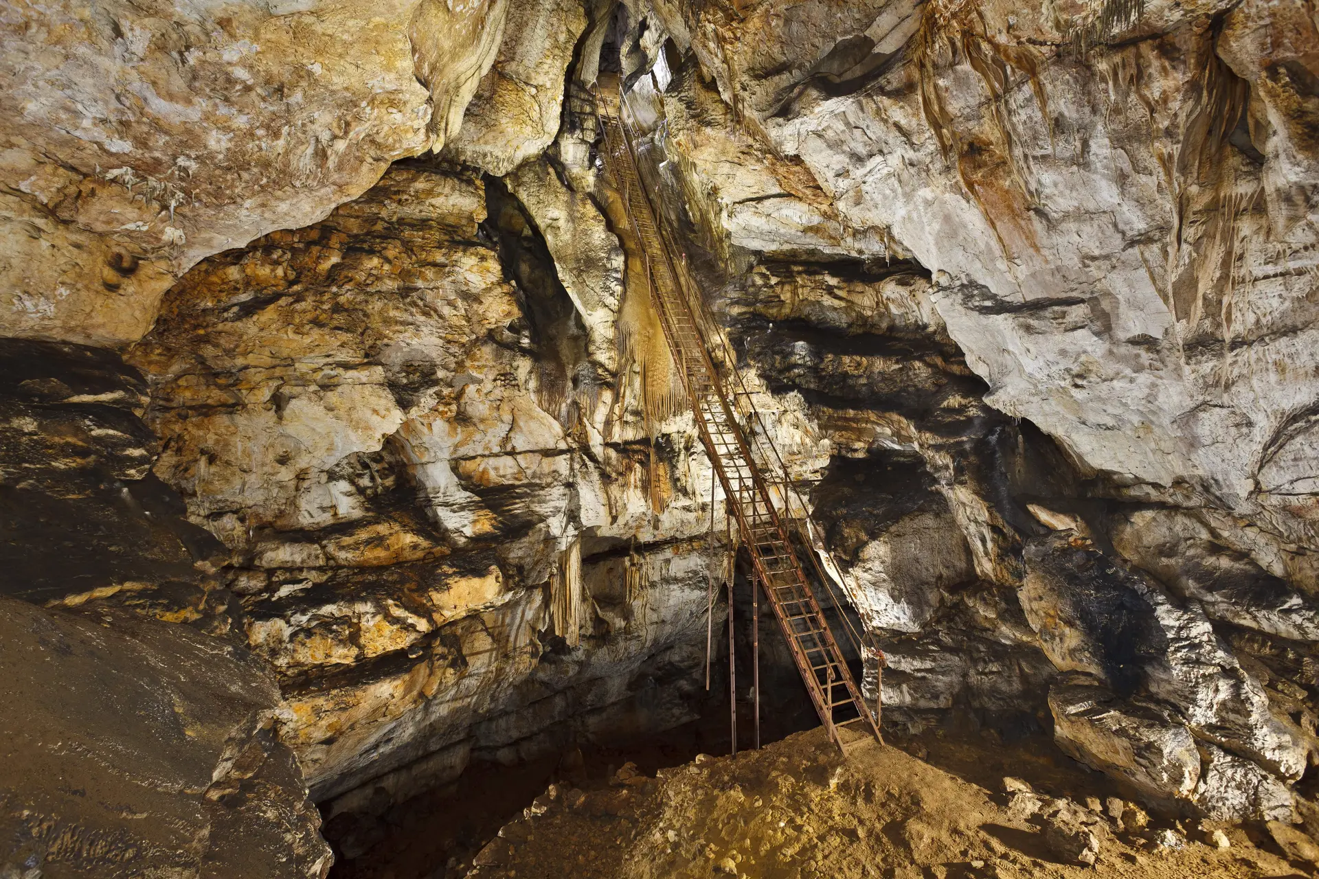 A l'intérieur de la grotte de Hautecourt