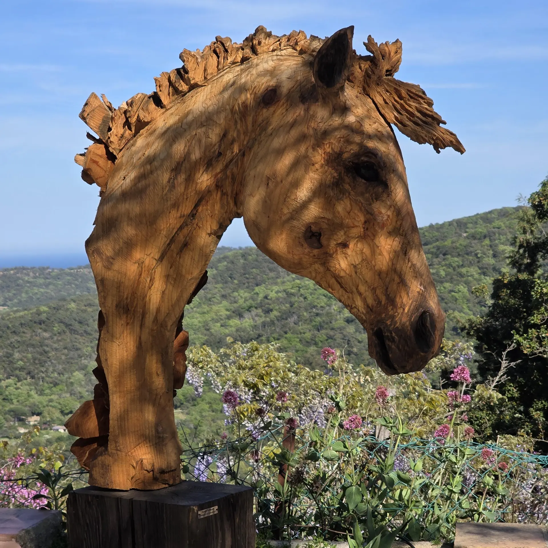 Sculpture d'une tête de cheval dans le cadre de l'exposition monumentale Sylvain  Dautremay : « Je rêve juste de liberté » à Gassin
