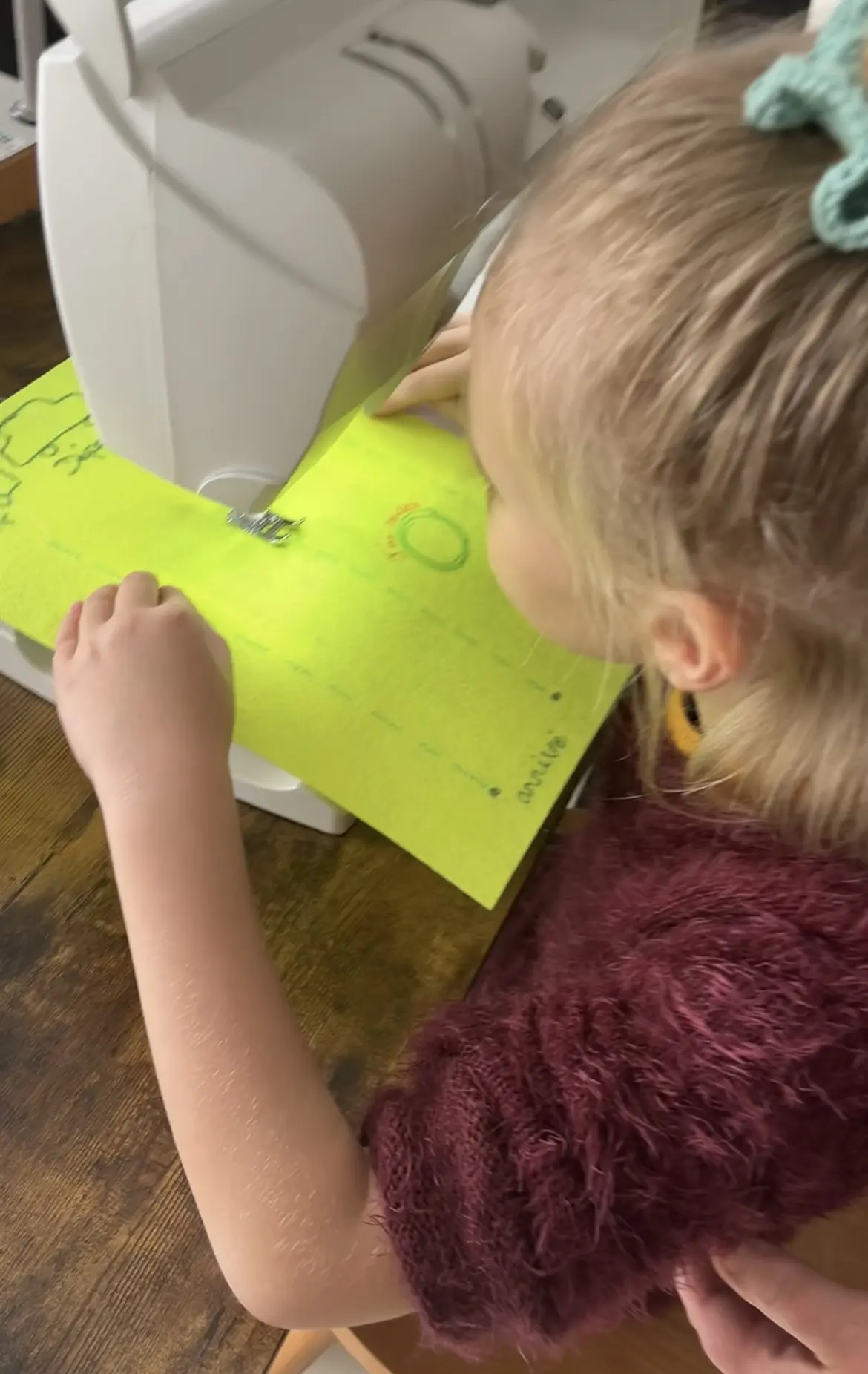 enfant apprenant à coudre
