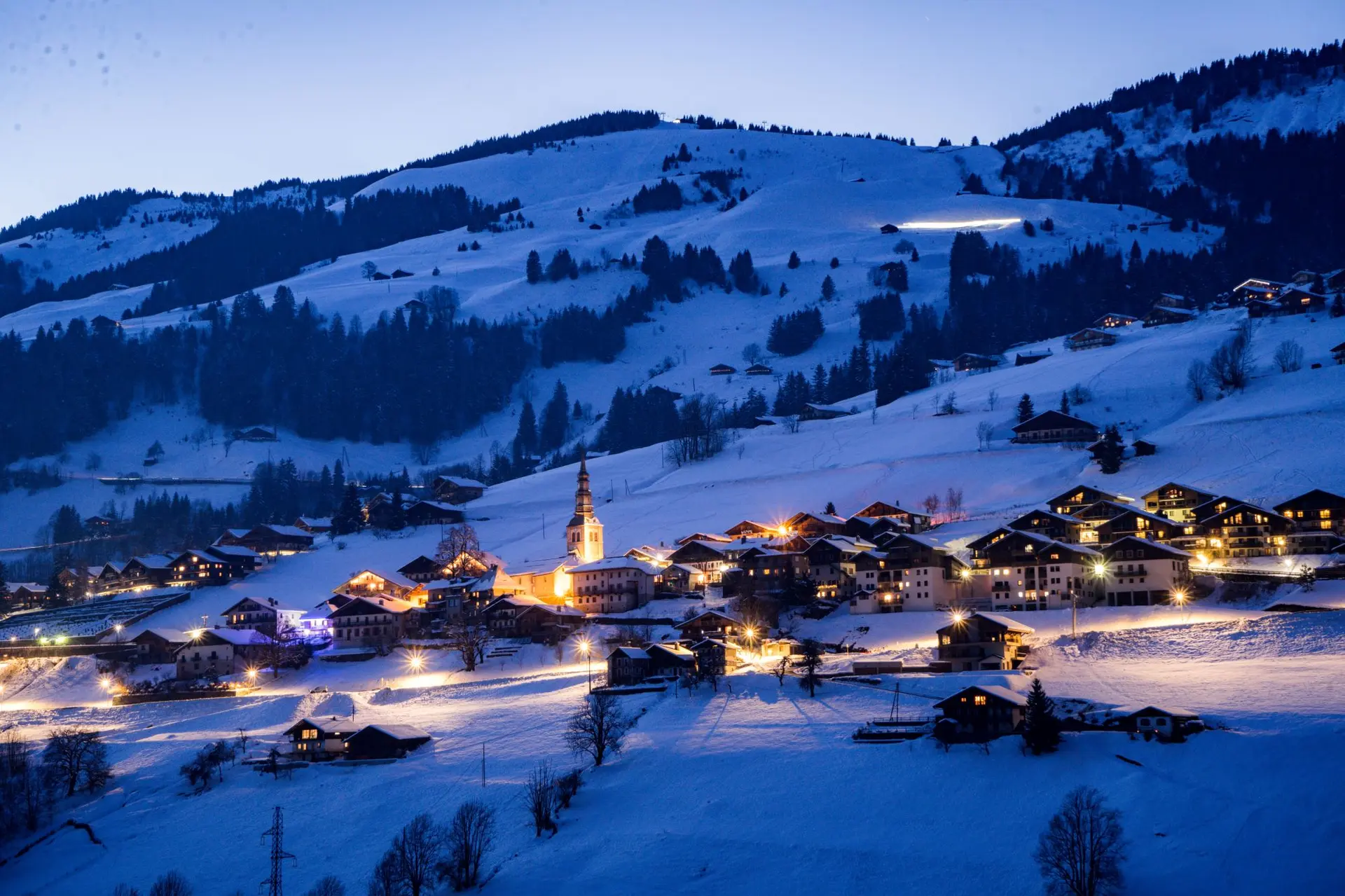 Village montagne en hiver nocturne