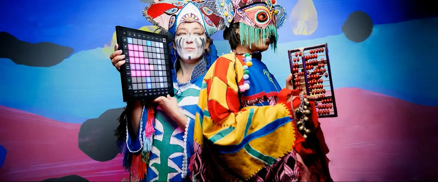 artistes en costumes colorés