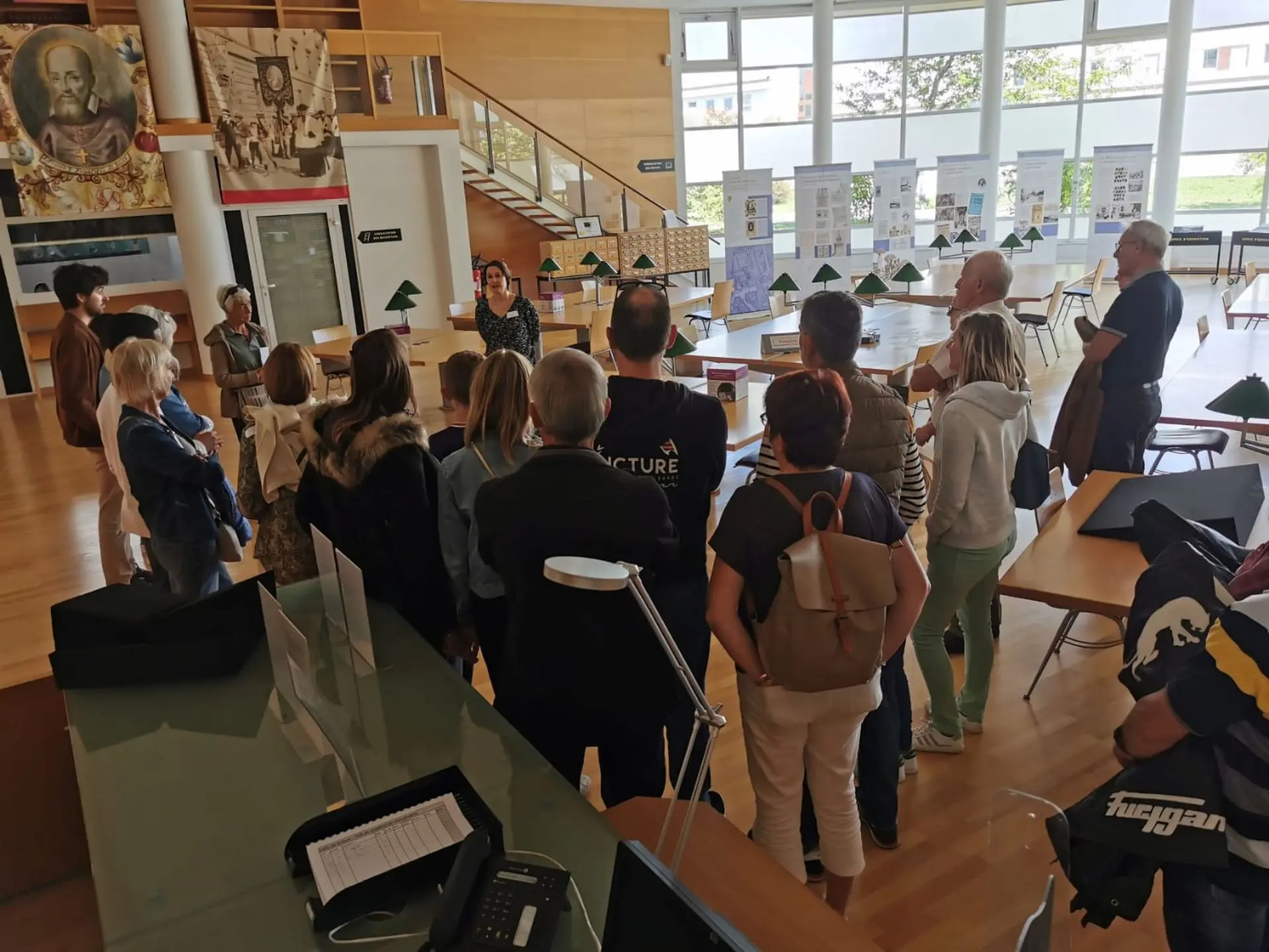 Un groupe en visite dans la salle de lecture des Archives départementales de la Haute-Savoie