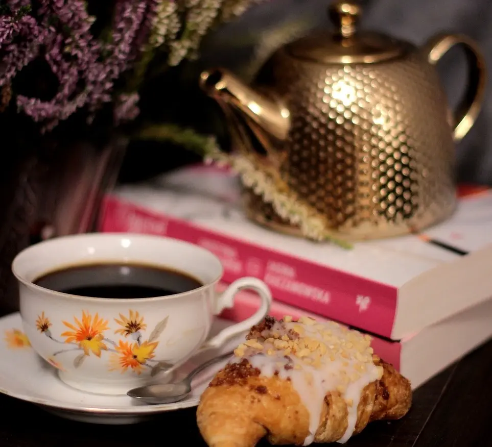 Photo non contractuelle montrant des livres et une théière avec une tasse de thé