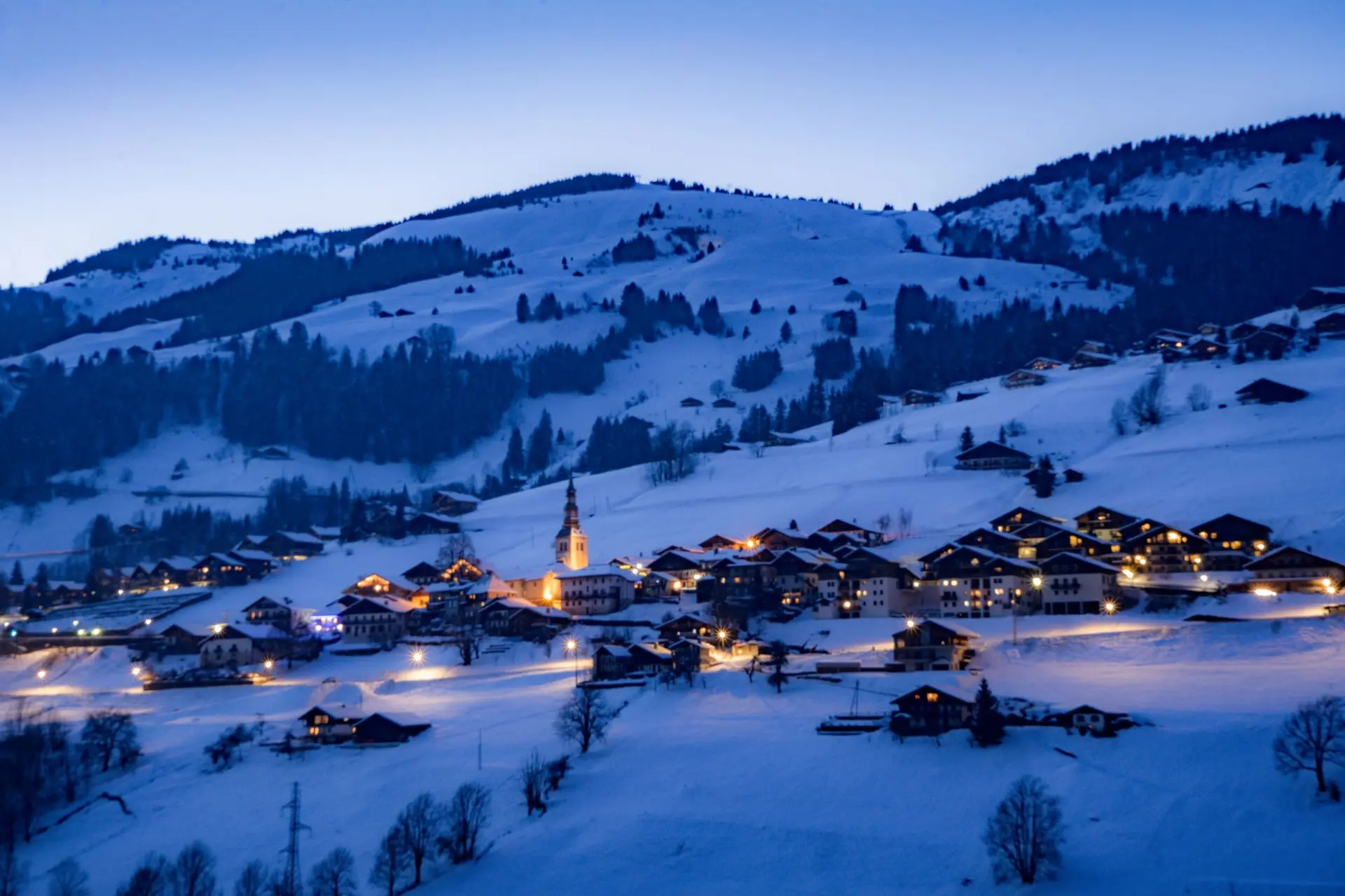 Village d'Hauteluce enneigé et de nuit