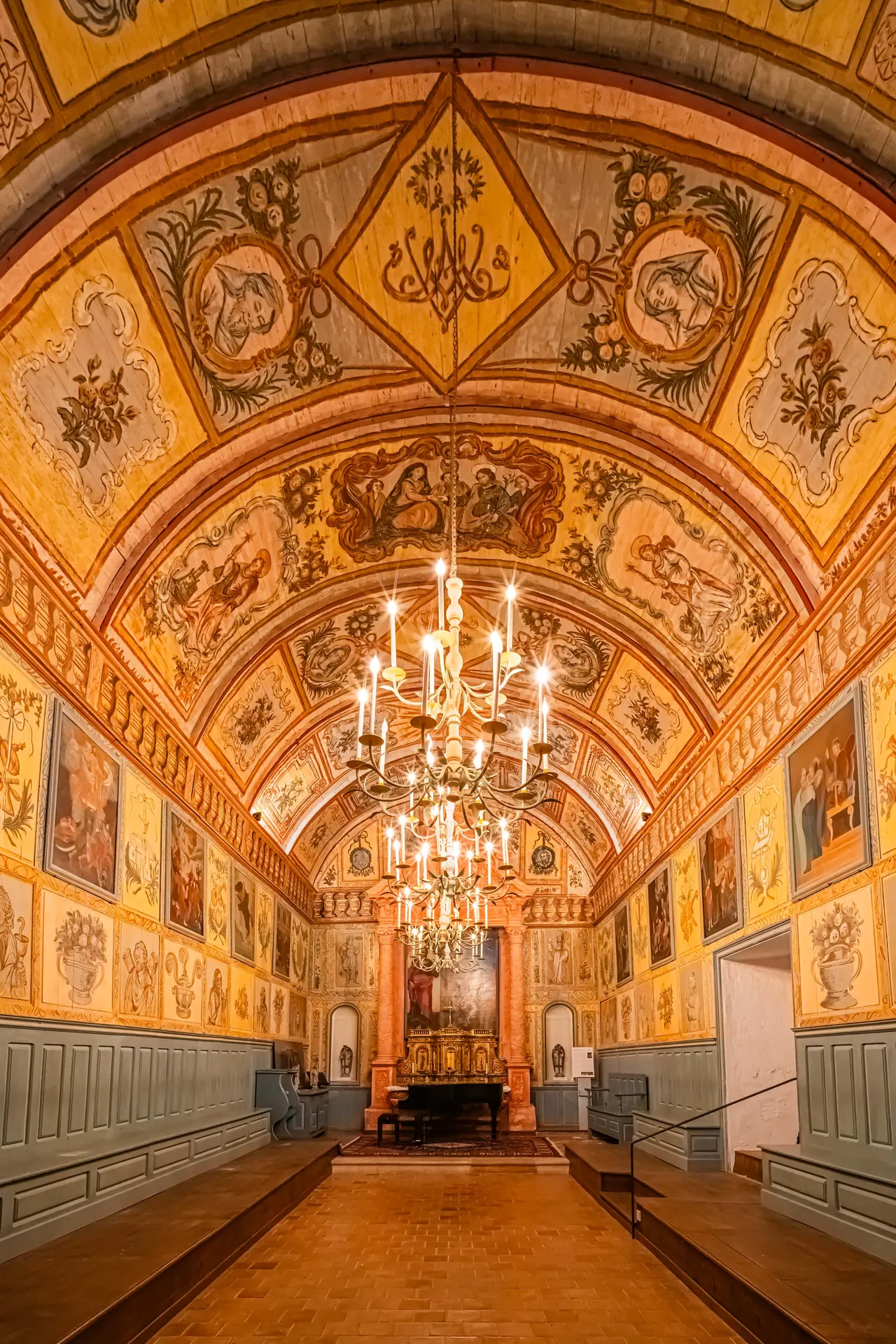 voute en berceau panneaux de bois peints