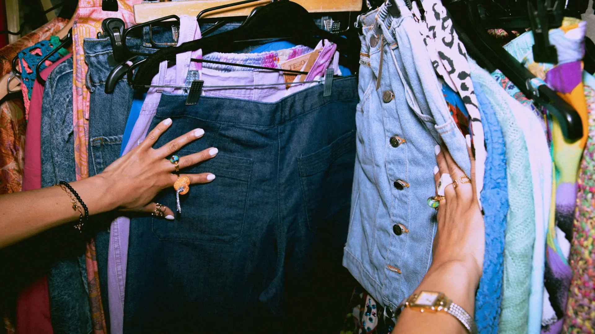 personne qui cherche des habits dans une friperie