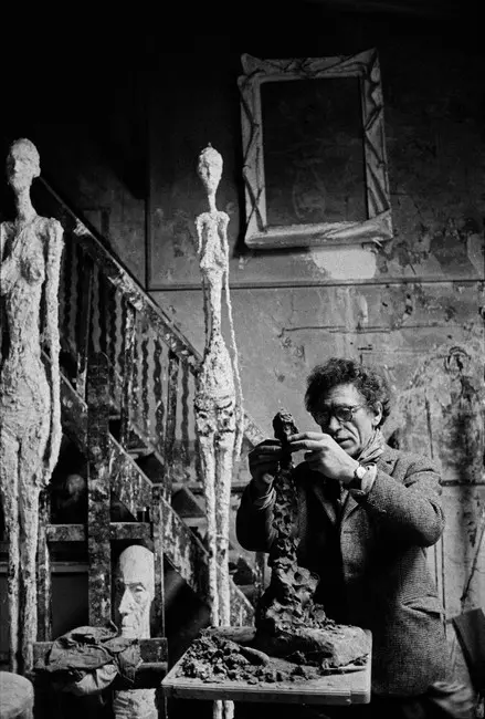 Alberto Giacometti, peintre et sculpteur suisse dans son atelier rue Hippolyte Maindron, Paris, France, 1960