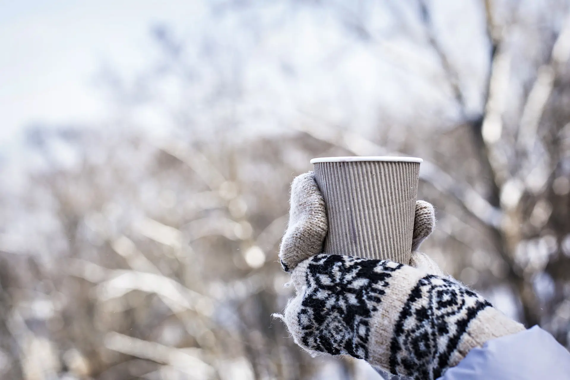Chocolat chaud sur le front de pistes