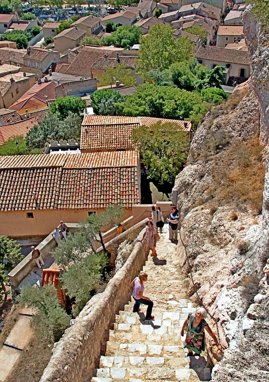 L'escalier taillé dans la pierre qui mène au rocher