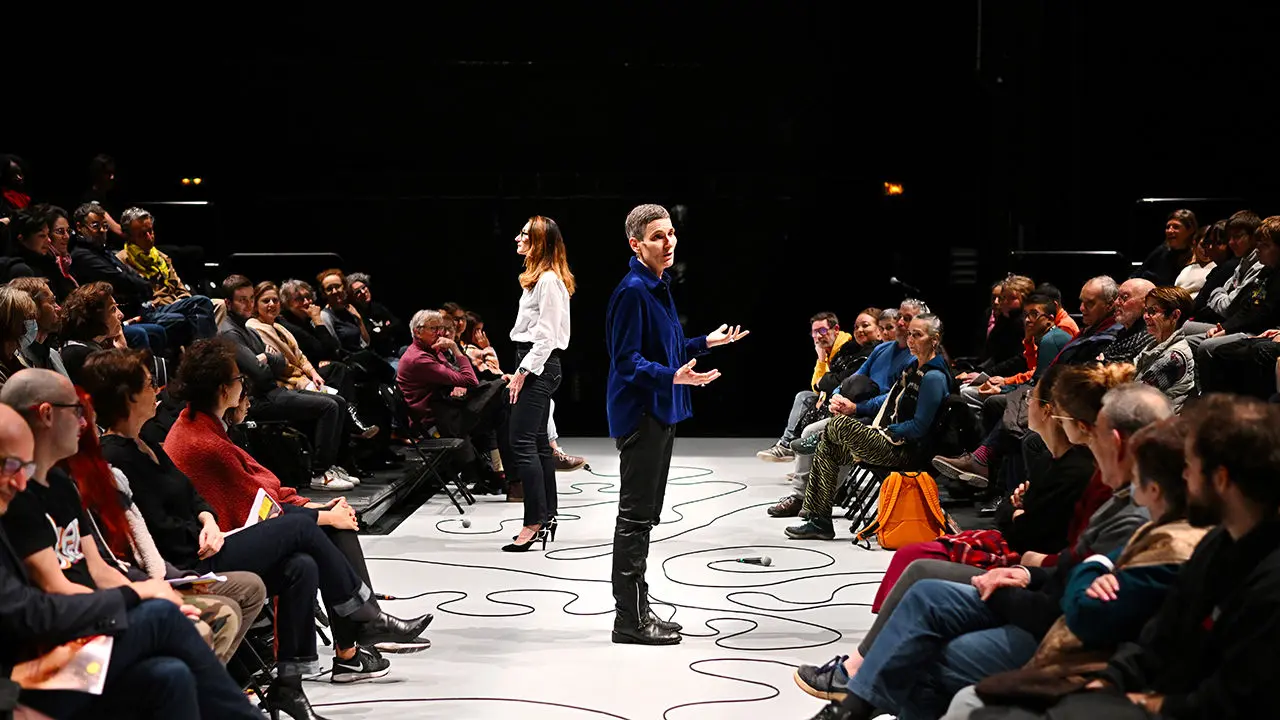 2 artistes sur scène et le public tout autour