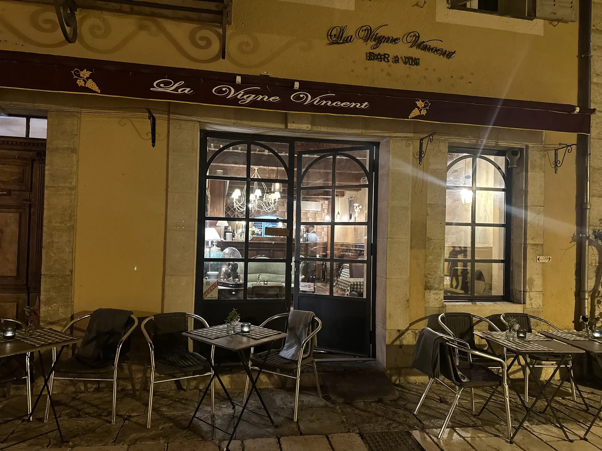 La devanture en soirée