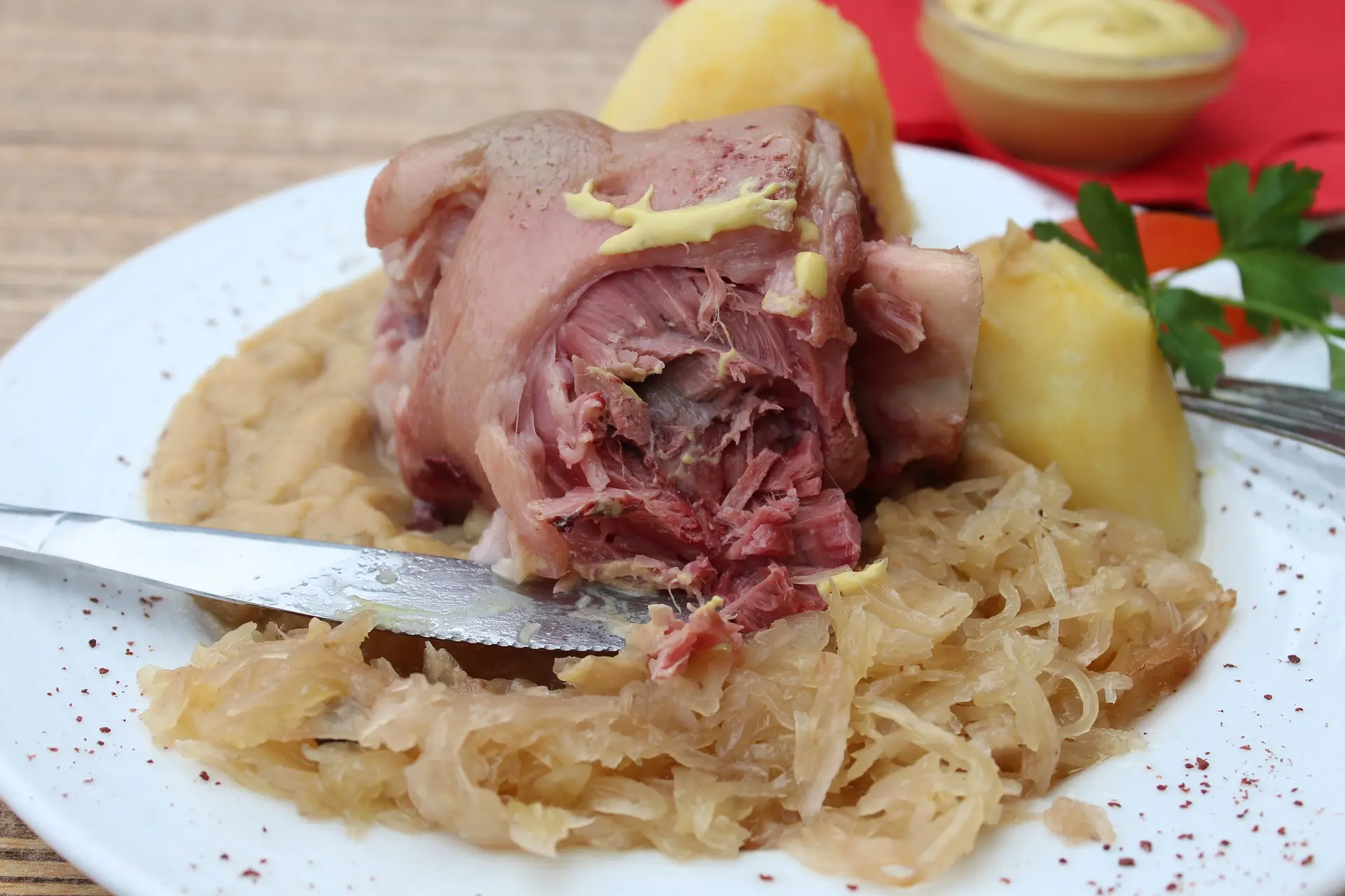 assiette remplie de choucroute