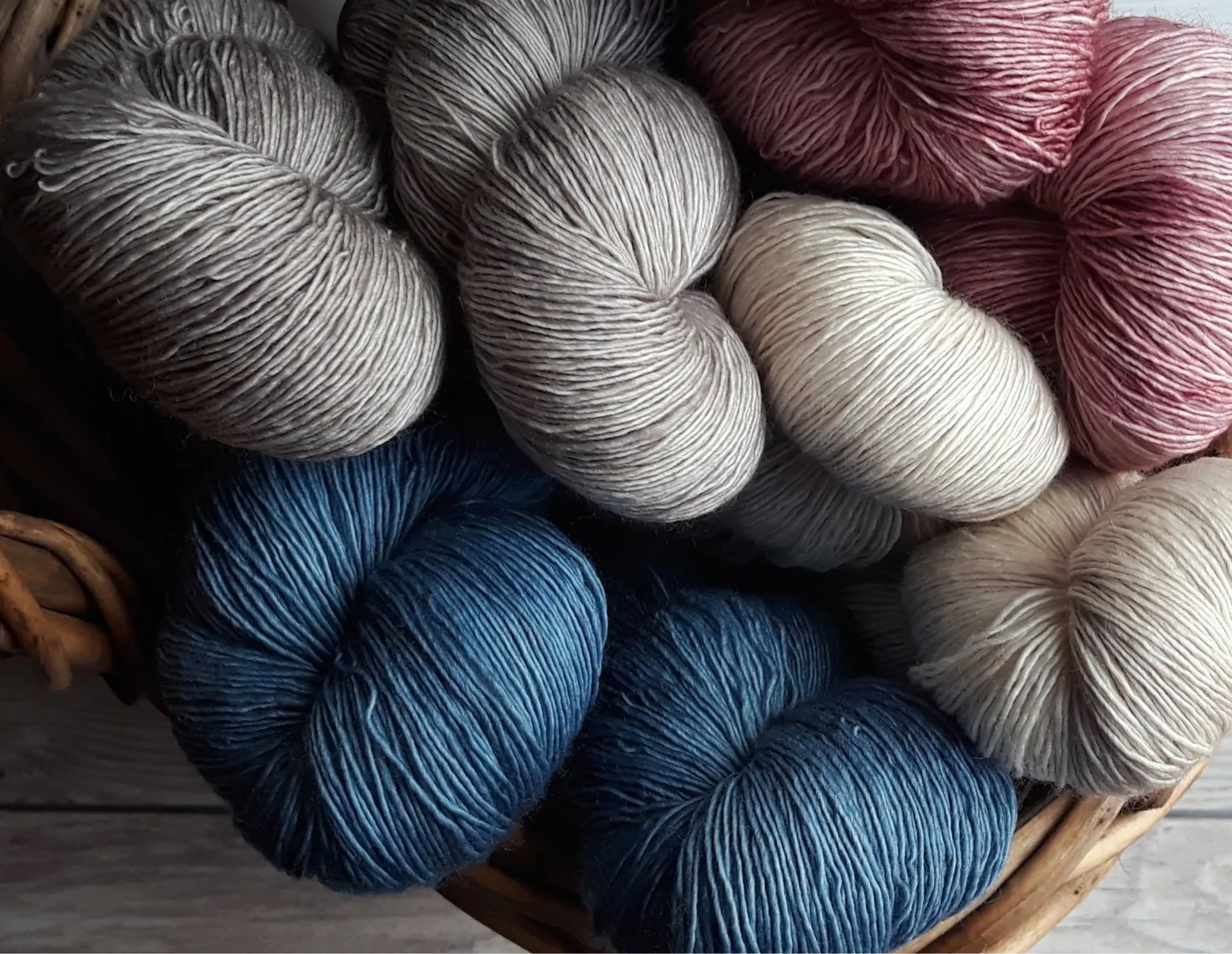 Wollen mand met verschillende kleuren