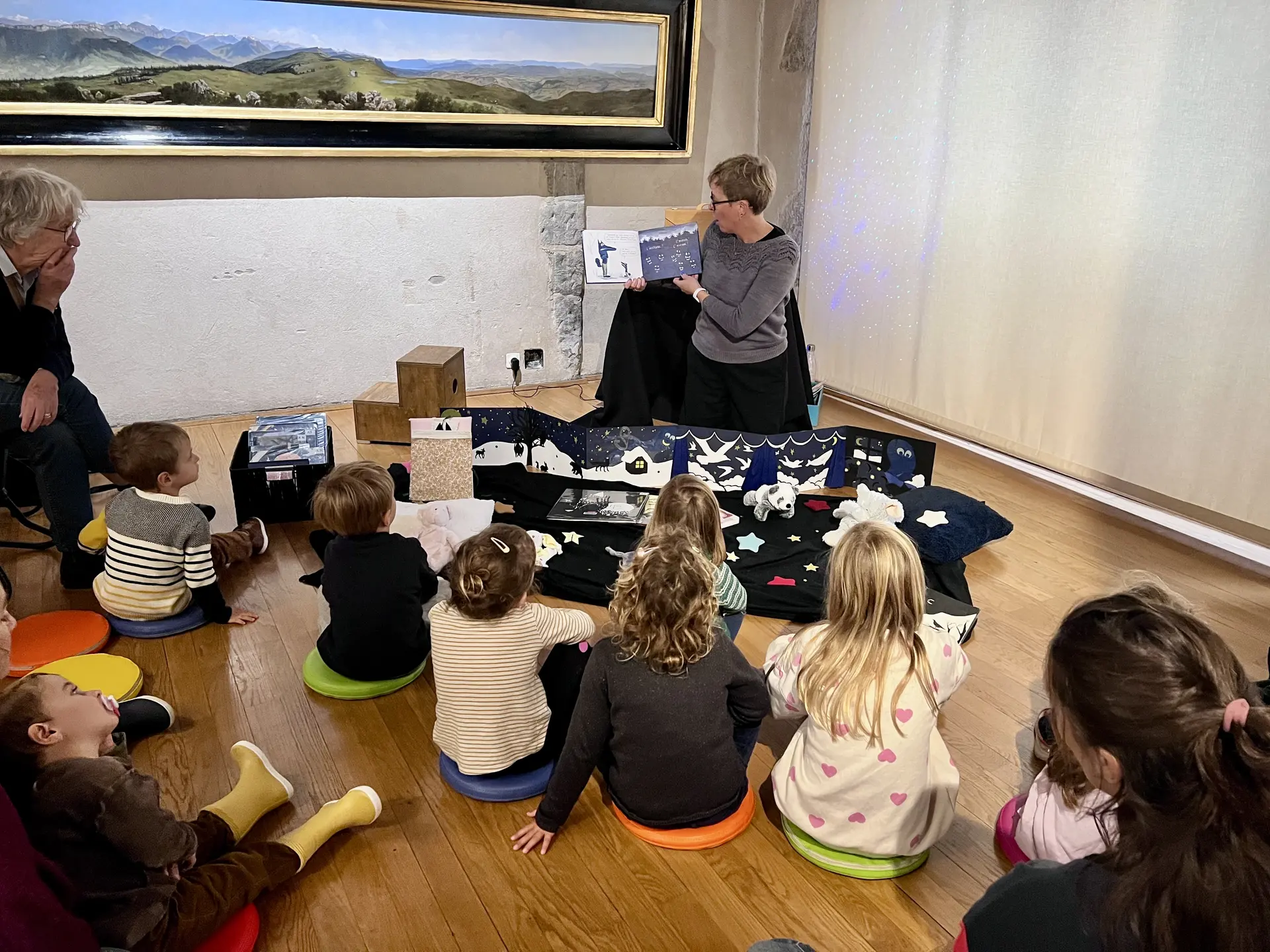 Enfants écoutant une lecture animée par une médiatrice culturelle