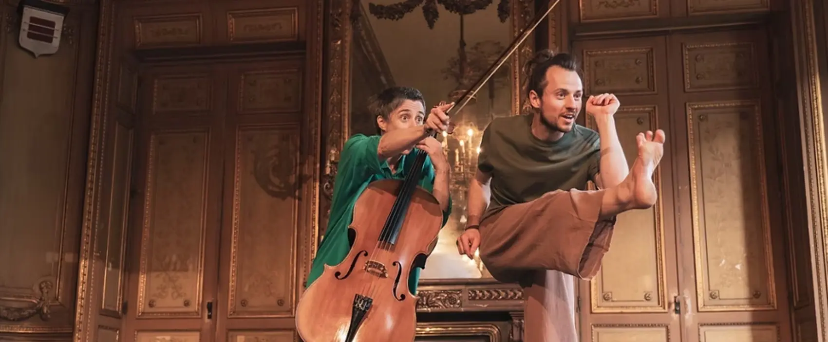 2 artistes en mouvement avec un violoncelle