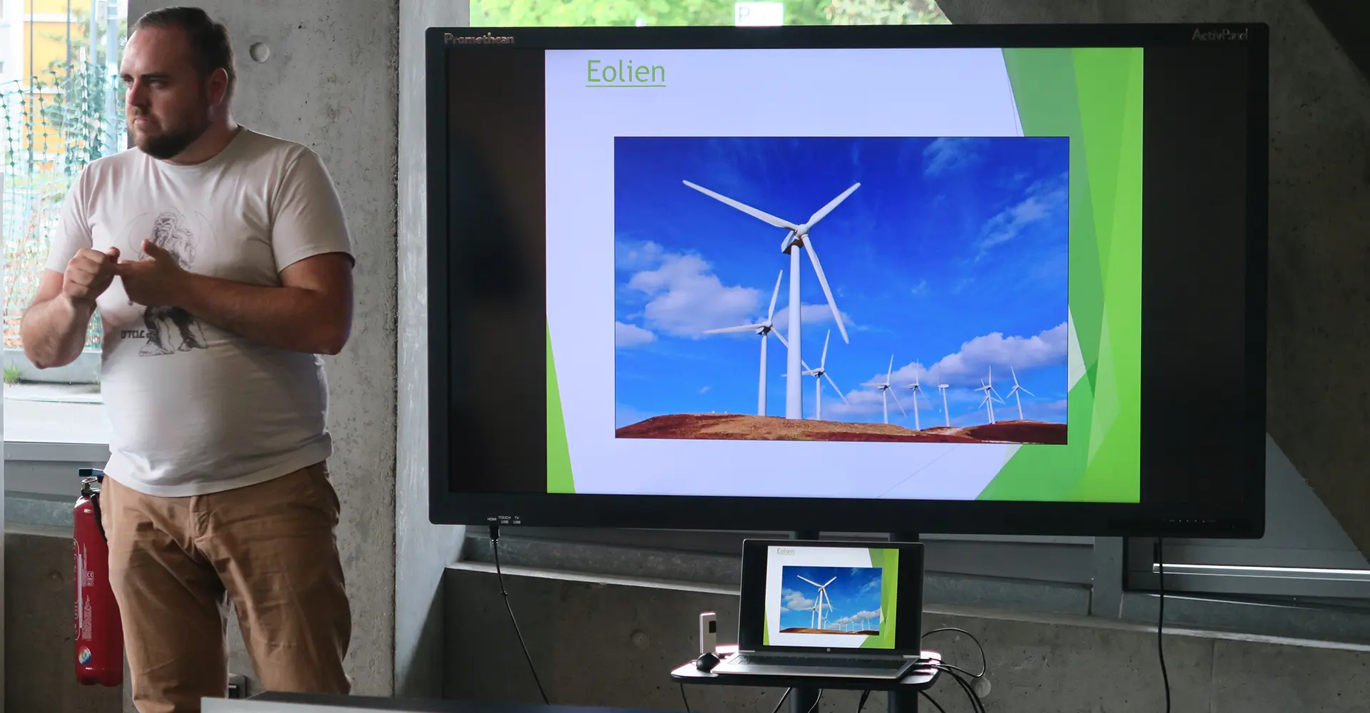 Un médiateur expliquant l'éolien