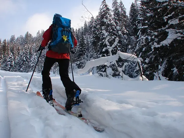 Homme qui pratique le ski de randonnée