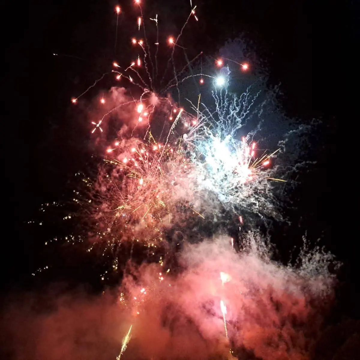 La magie de Noël est en danger  spectacle pyromusical des Vert Luisant_Veynes