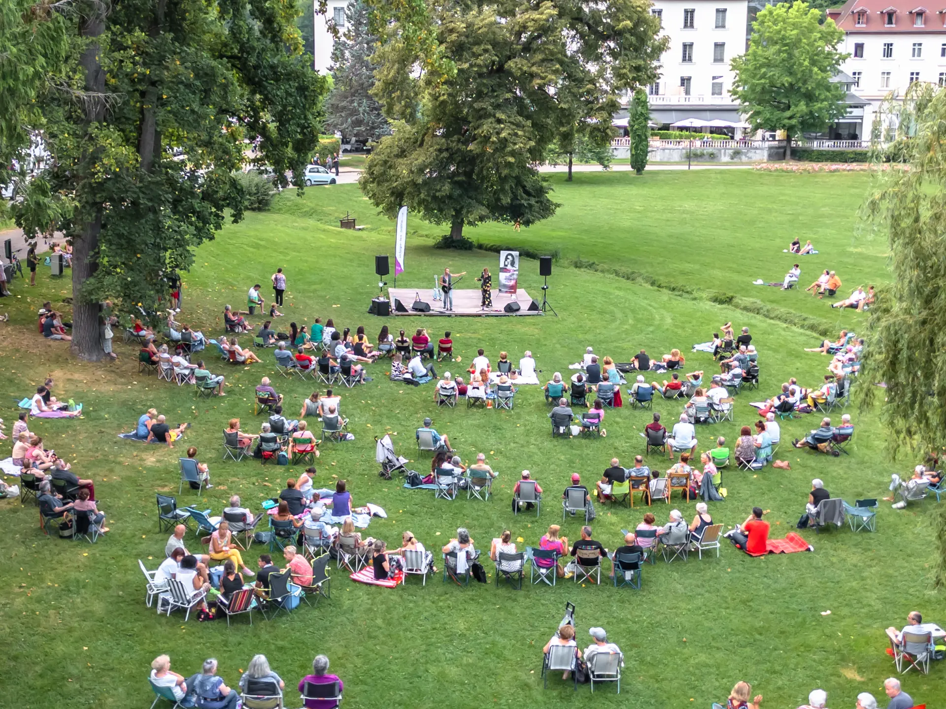 Vue de drone de la foule d'un concert du Parc
