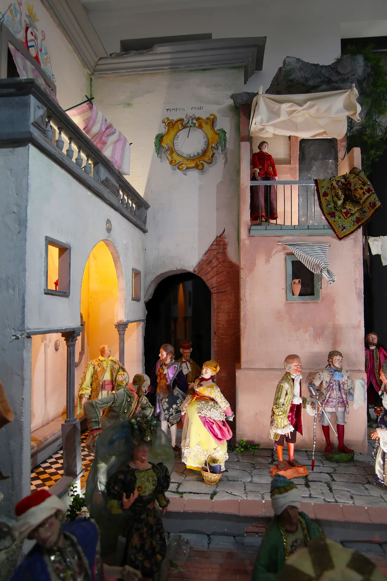 Scène de l'artistocratie - Crèche napolitaine de Gassin - https://gassin.eu/creche