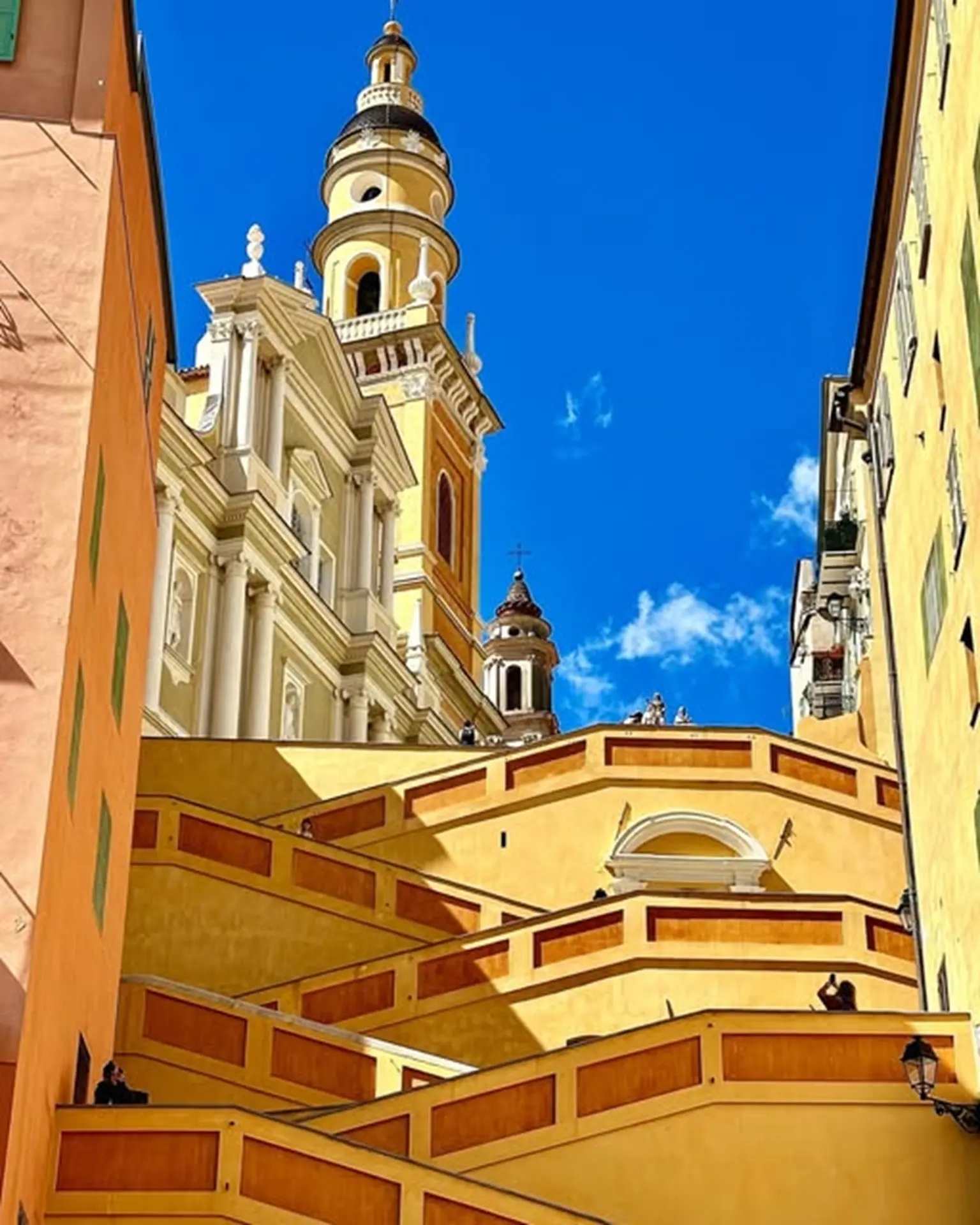 Vue des rampes de la Basilique Saint-Michel