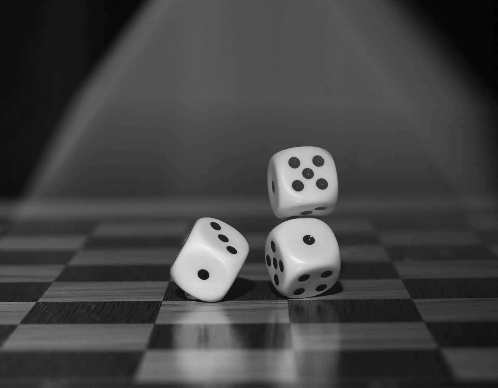 dés sur plateau d'échecs