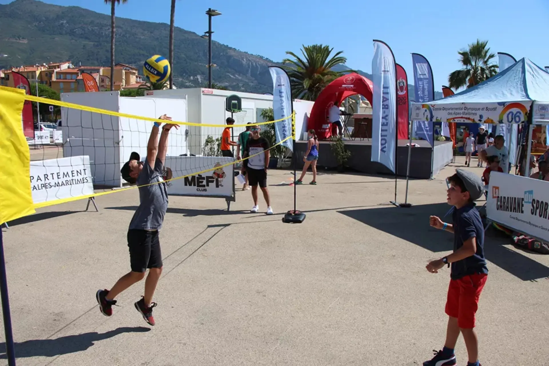 Jeunes jouant au volley