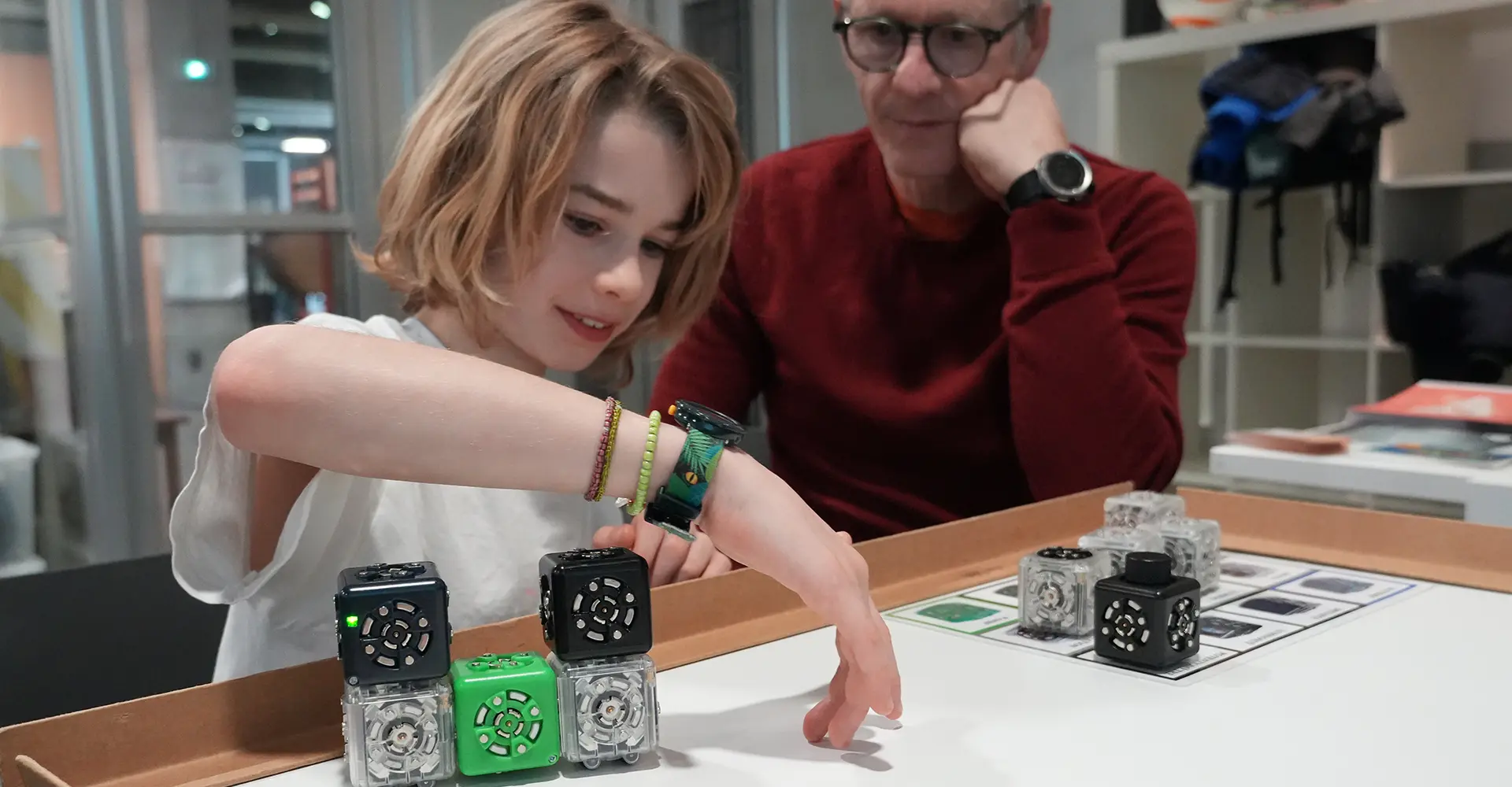 Un ado s'amuse à programmer des Cubelets