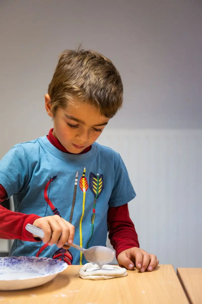 Atelier enfant traces et empreintes des animaux du Queyras