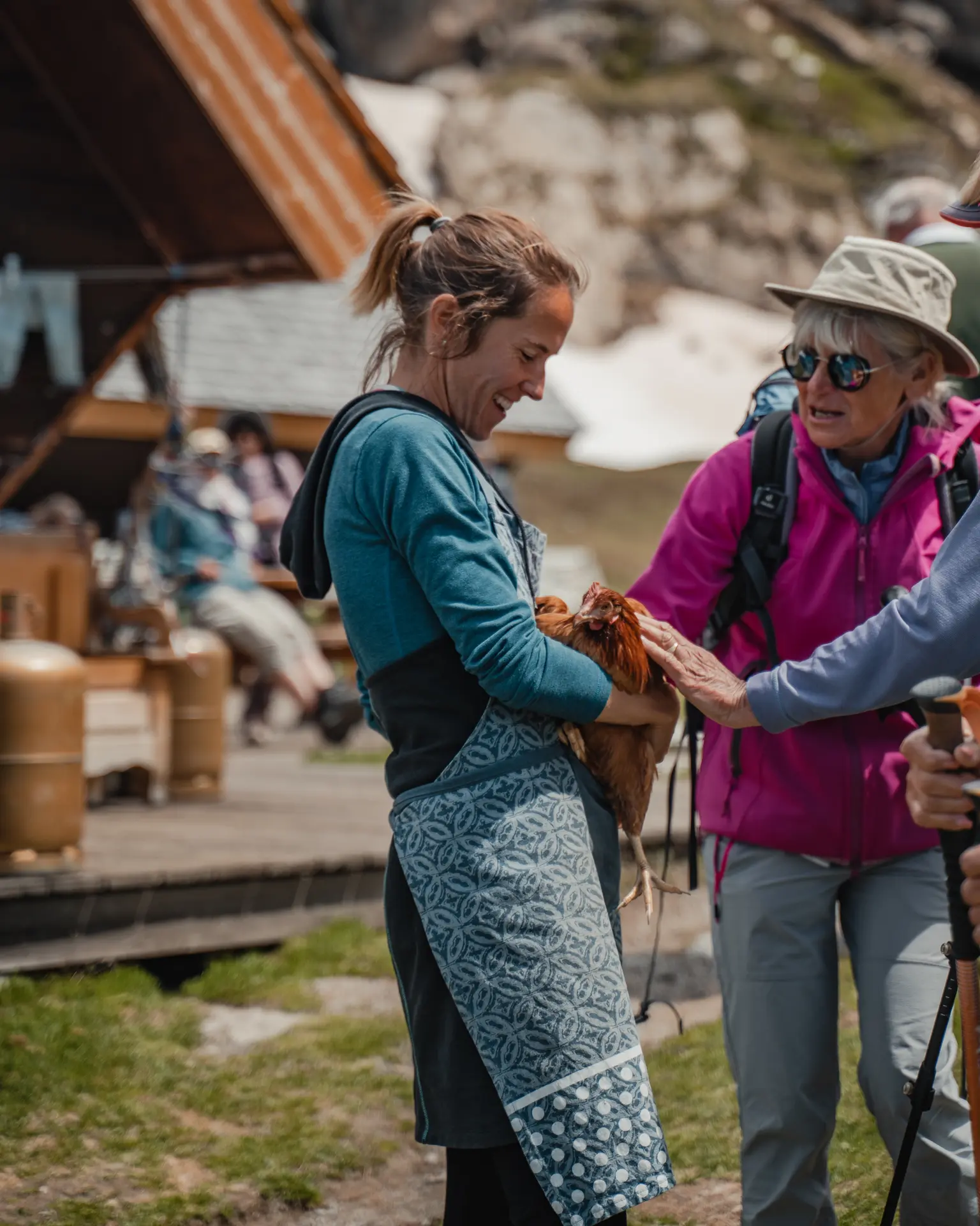 La gardienne du refuge du Fond des Fours en été