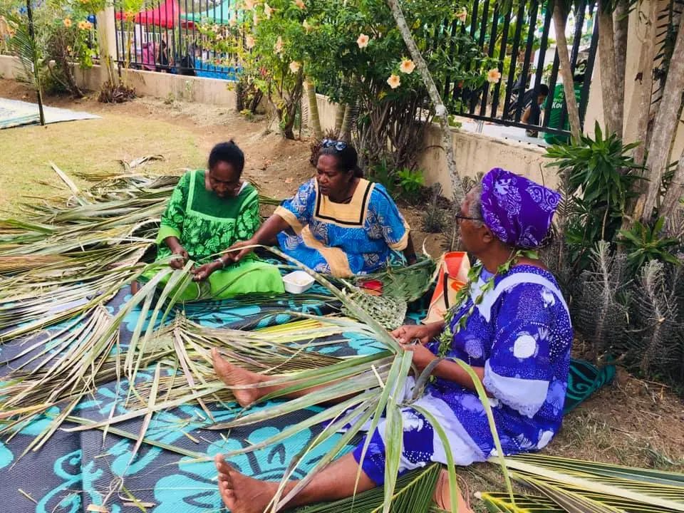 femmes, tressage, fête communale, Koné
