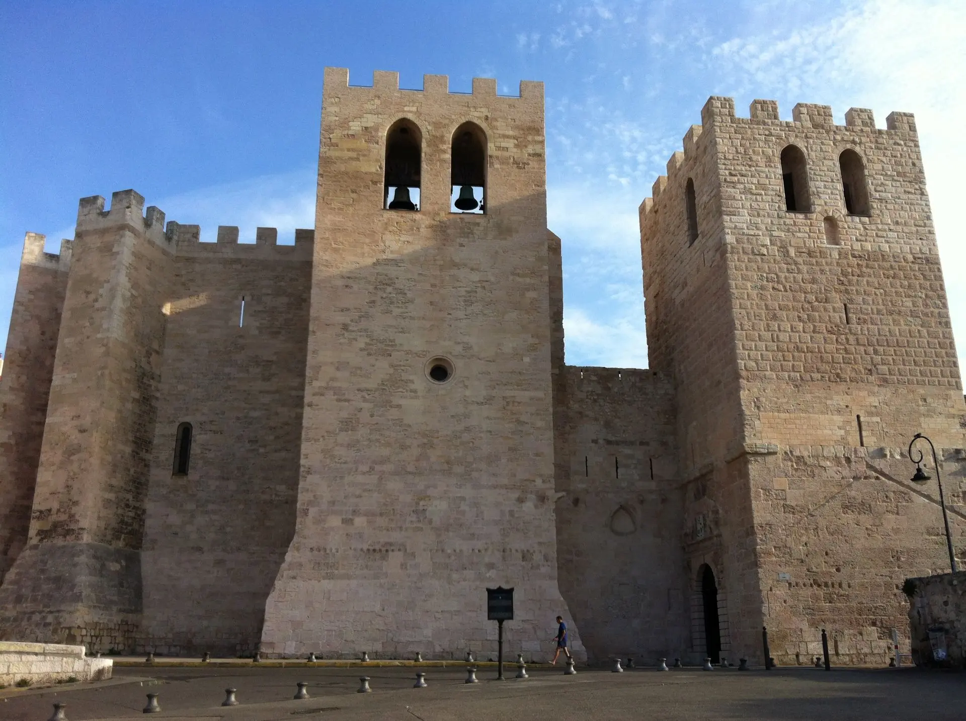 photo ext de l'abbaye avec ces 2 tours