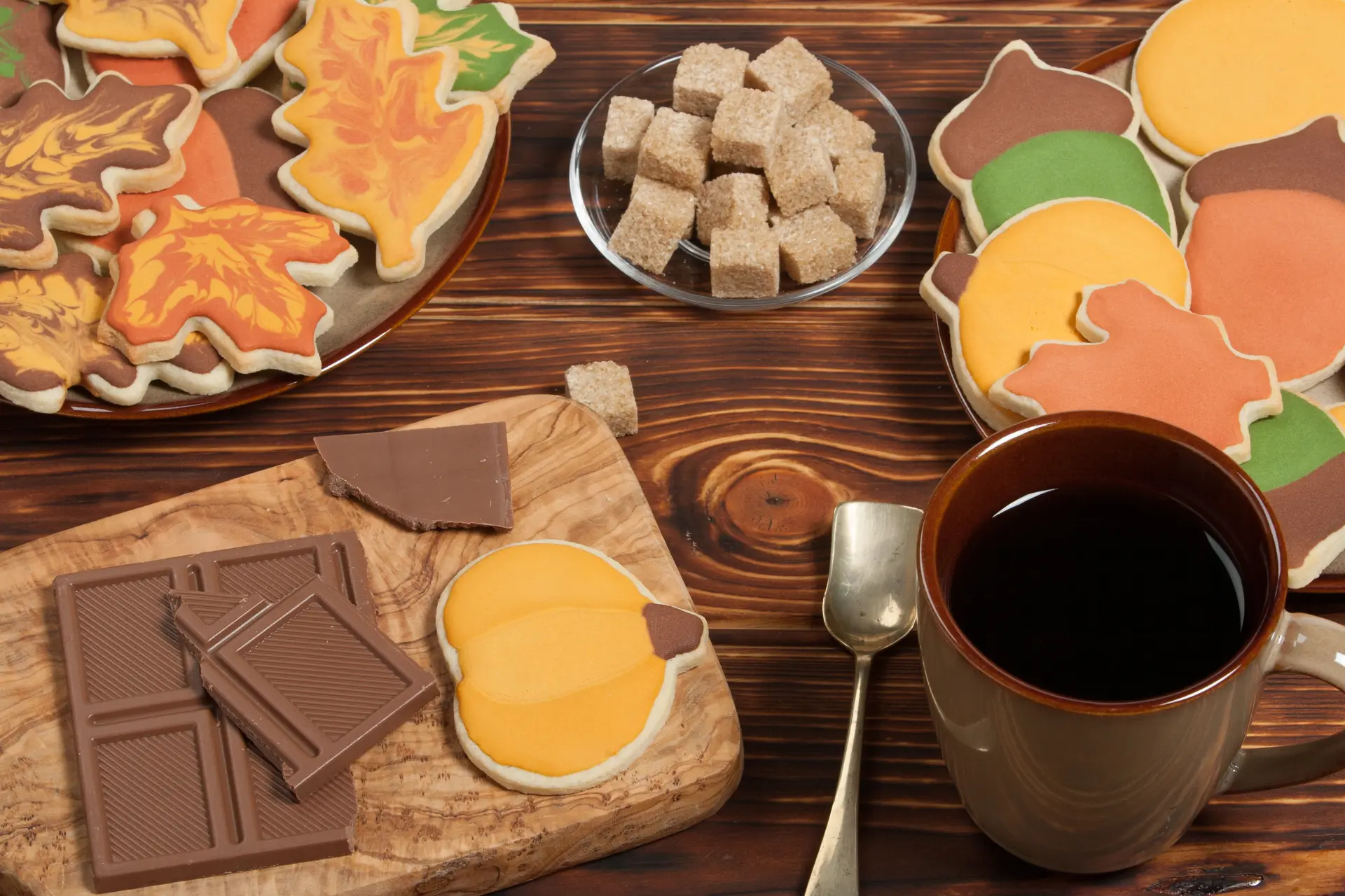 Des sablés dans une assiette avec un café