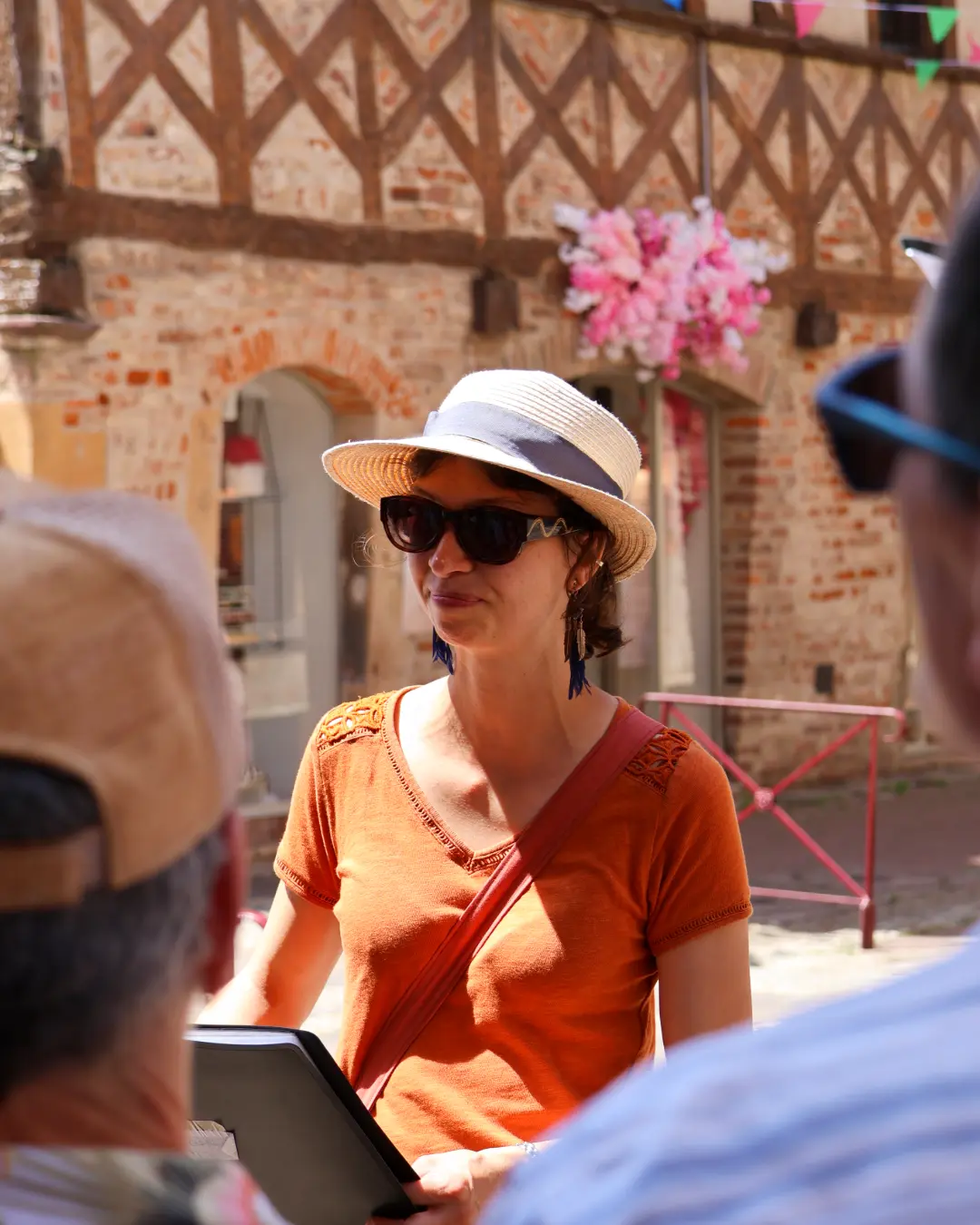 Diane, guide conférencière, pendant une visite guidée