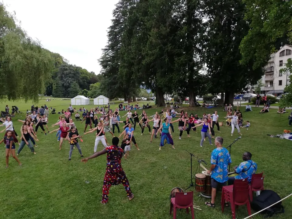 Un groupe de danseur s'initie à la danse africaine dans le cadre du Parc d'Uriage