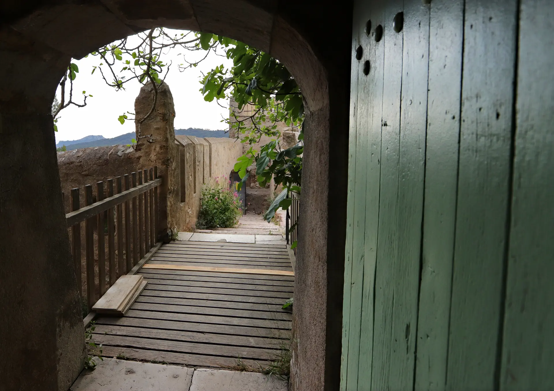 Entrée par le Pont Levis