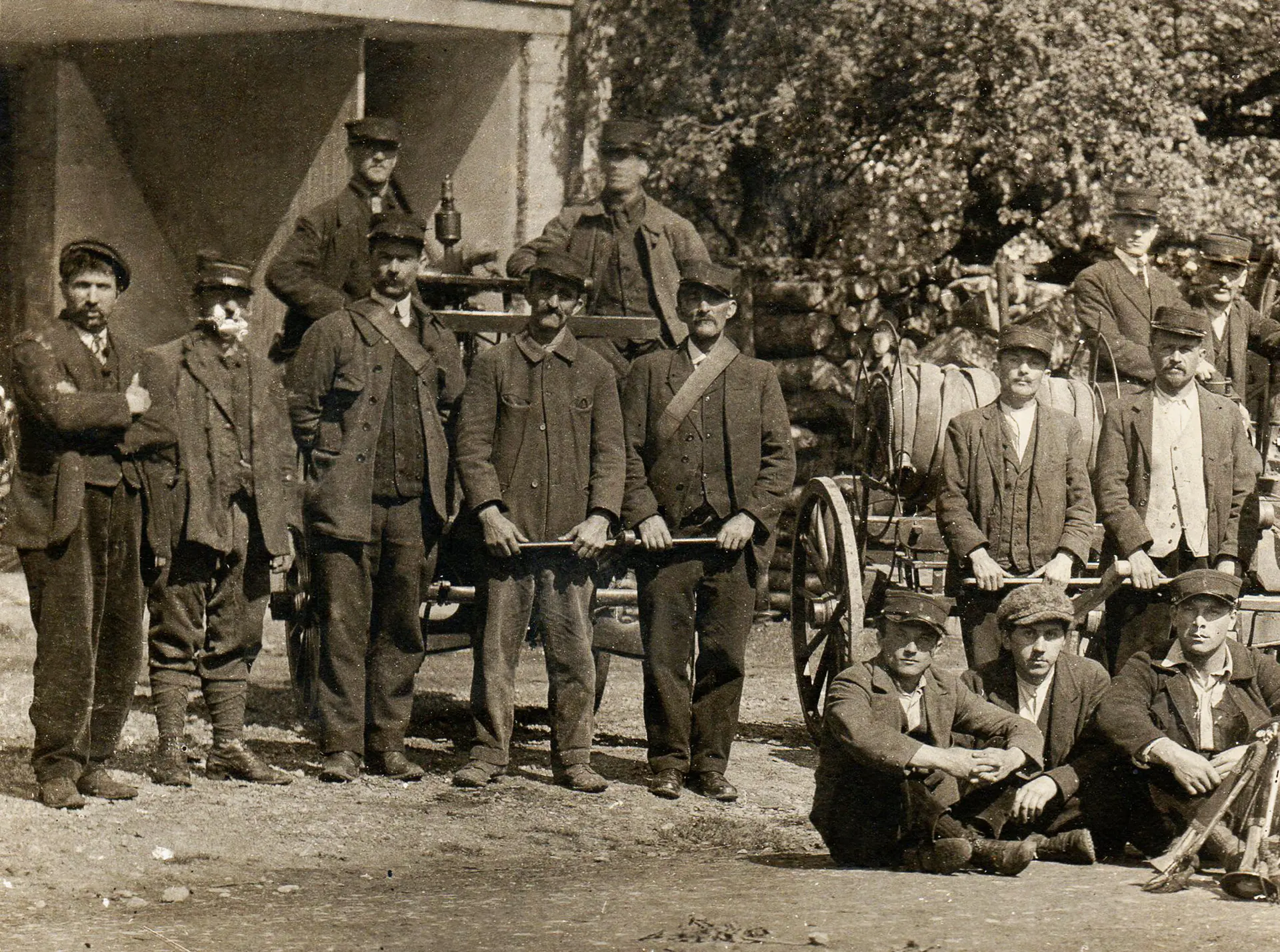 Les sapeurs pompiers de Taninges vers 1890.