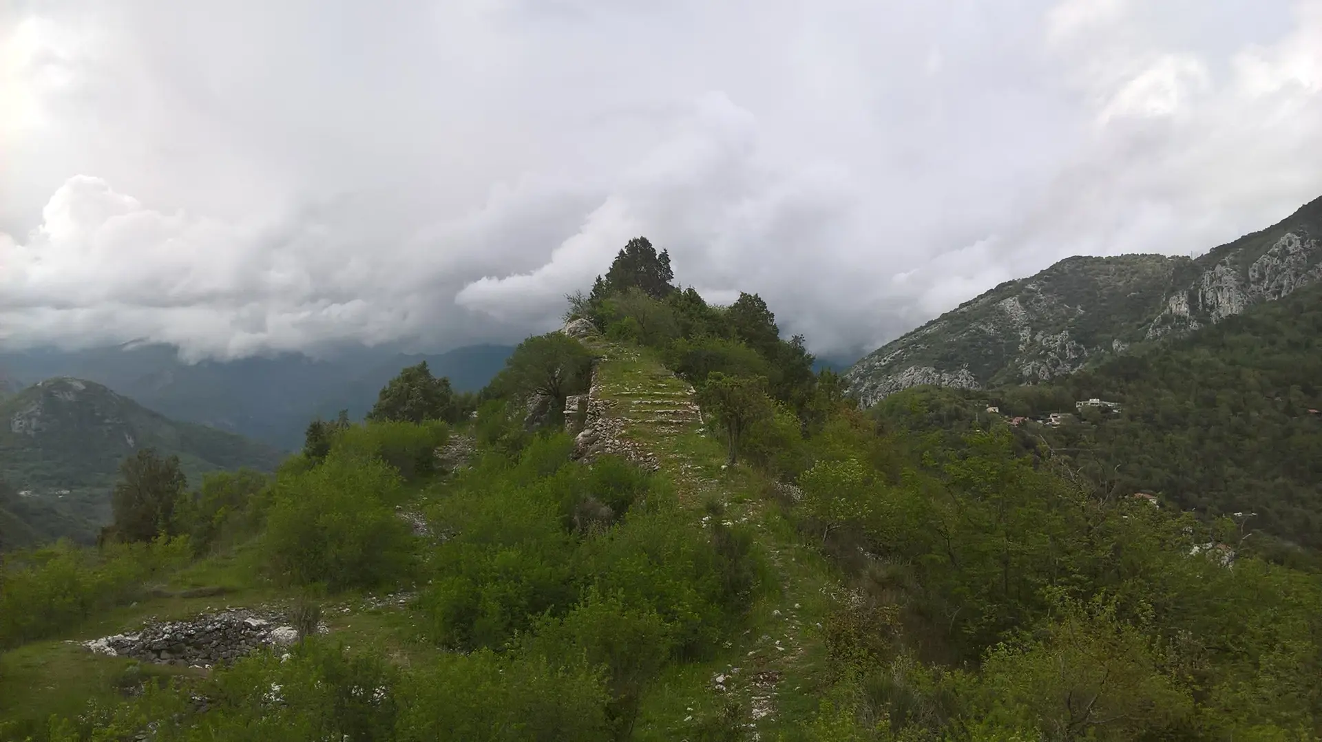 Le vieux Castillon, le 1er village au Col de Castillon