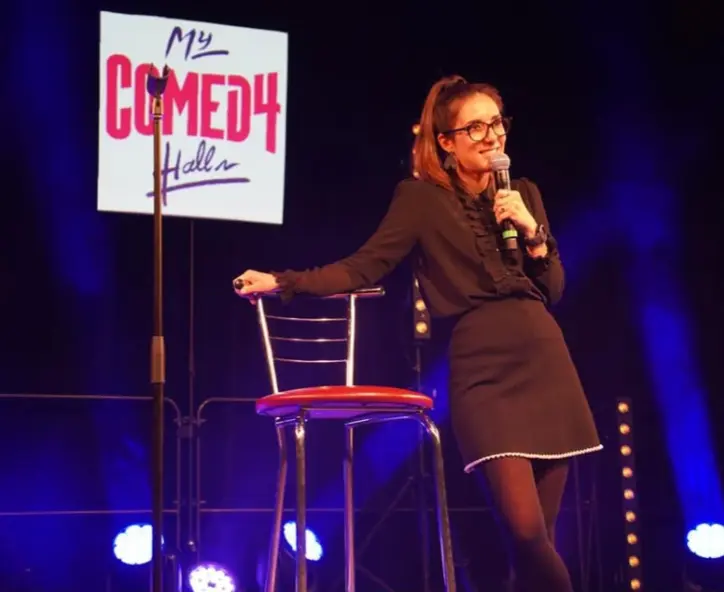 Juliette peuplier humoriste sur scène