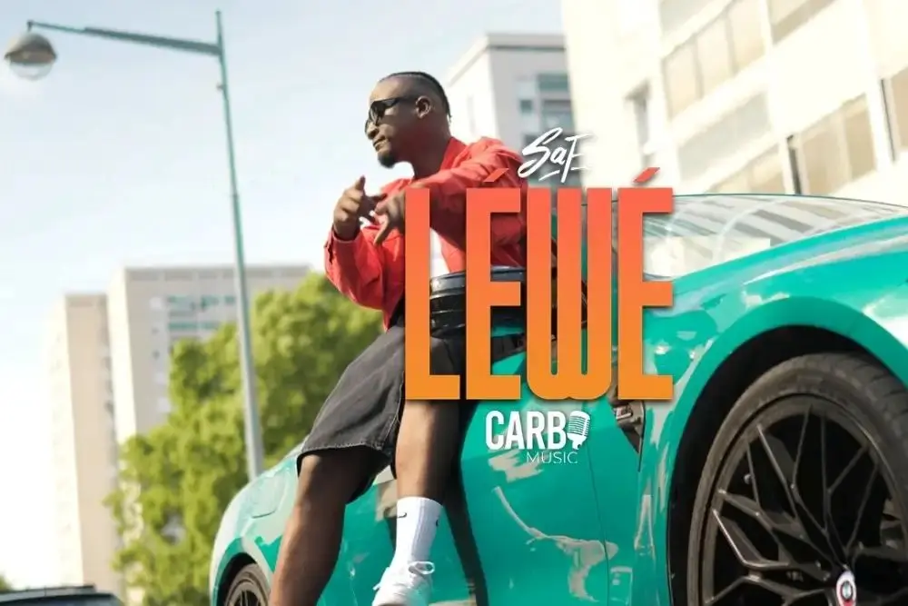 artiste a cote d'un bolide vert