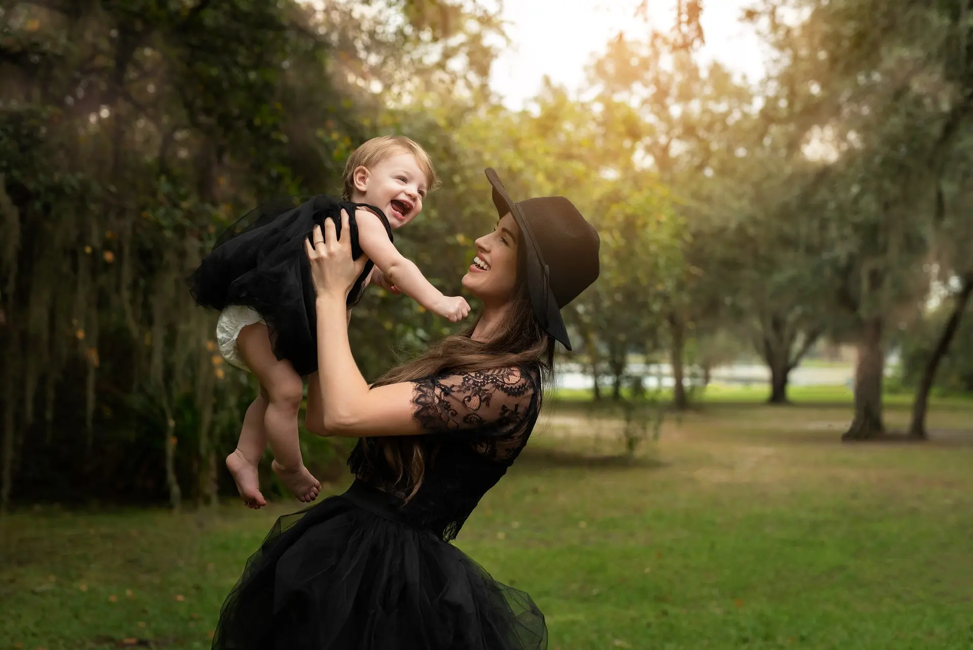 mère et fille dans un parc