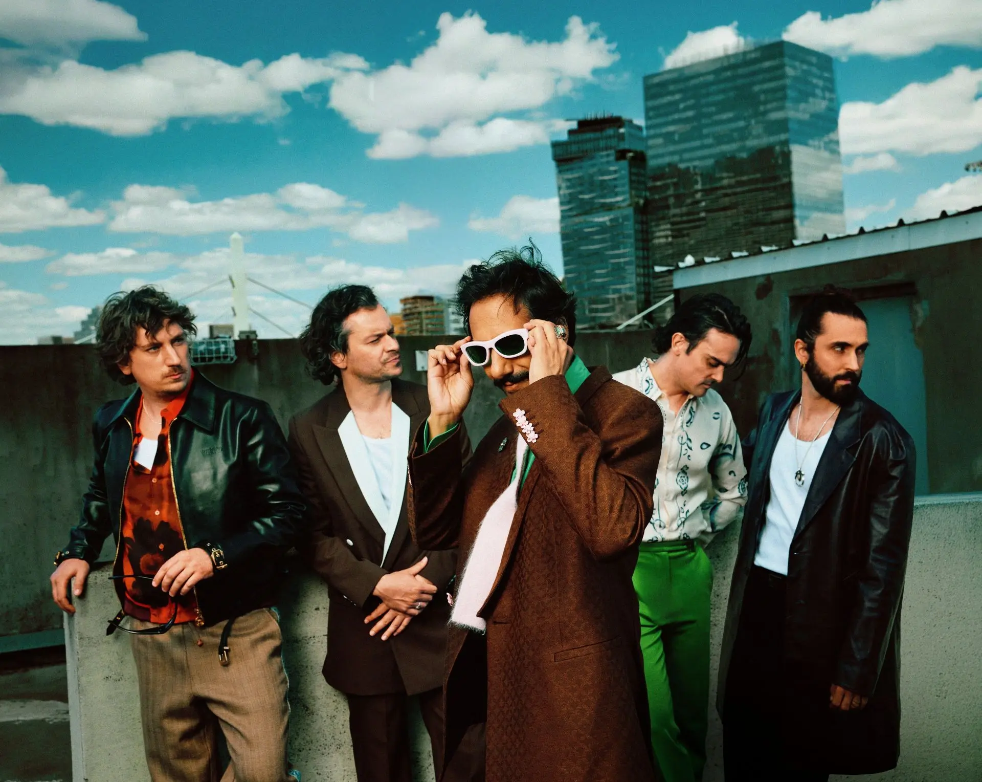 groupe sur un toit d'immeuble