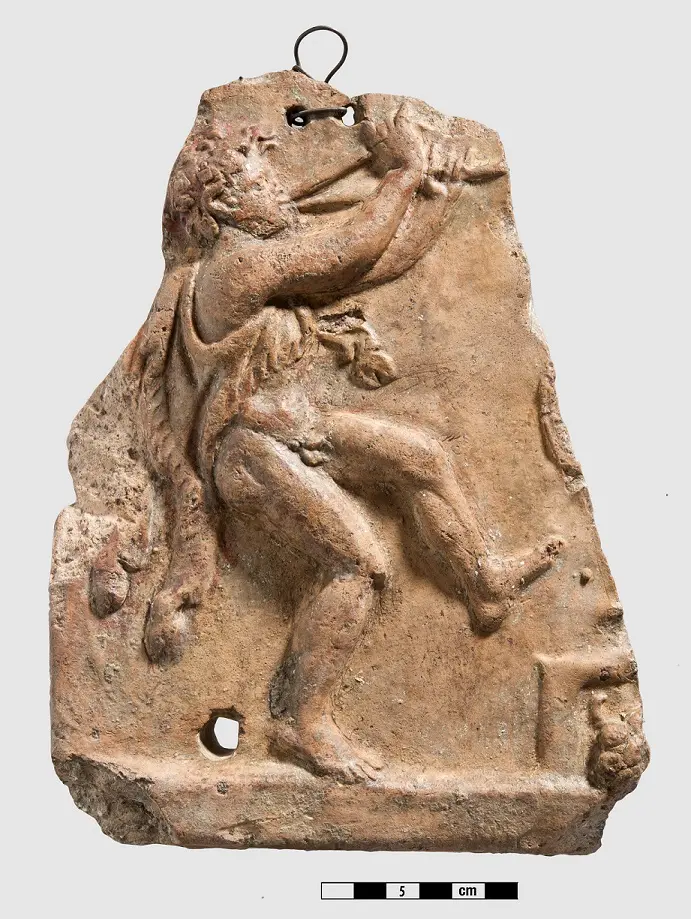 Relief architectural en terre cuite : jeune satyre, Ier siècle av. J.-C. - Ier siècle ap. J.-C. Collection BnF, département des Monnaies, médailles et antiques