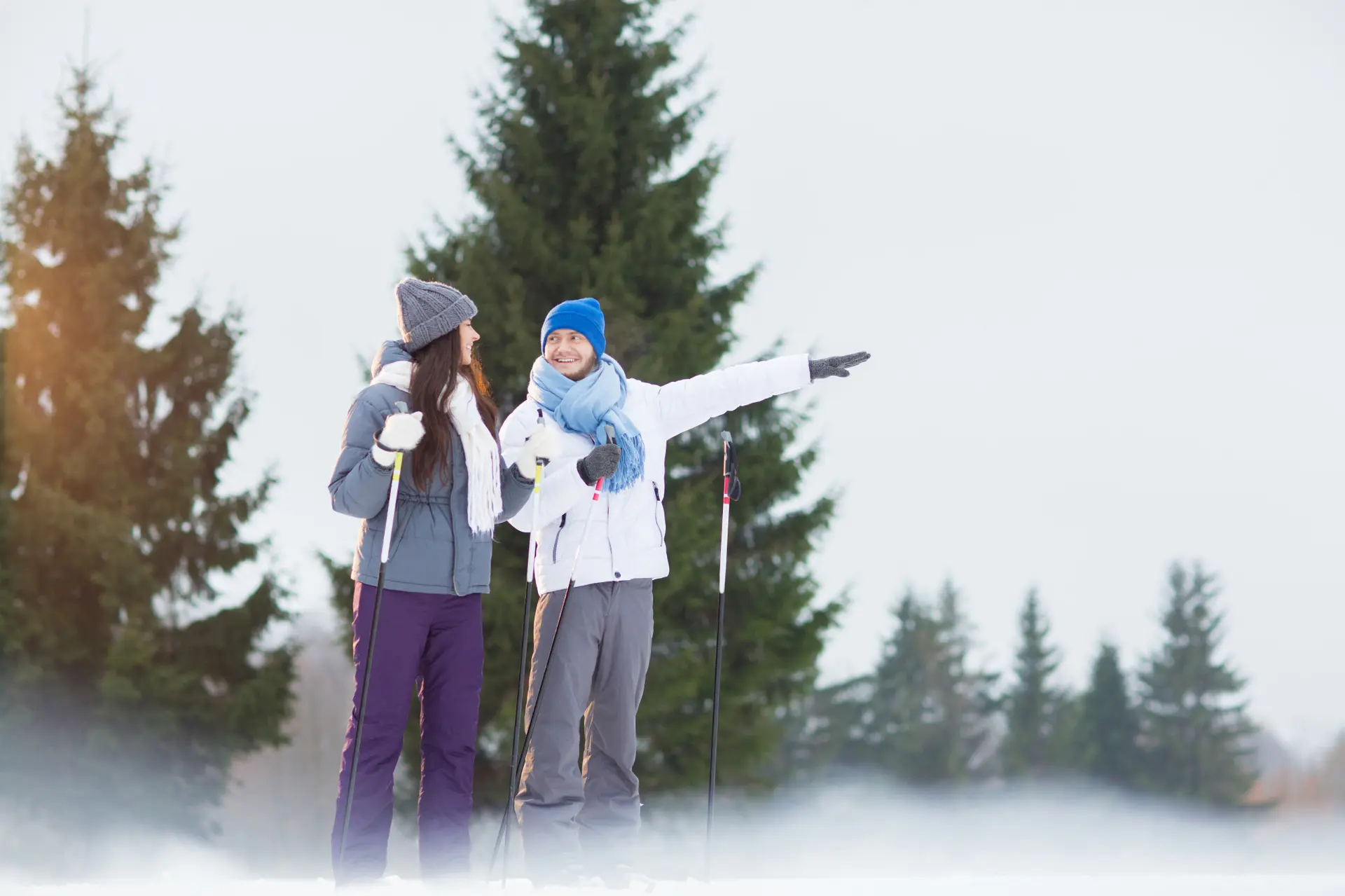 2 personnes faisant de la marche nordique qui regarde au loin