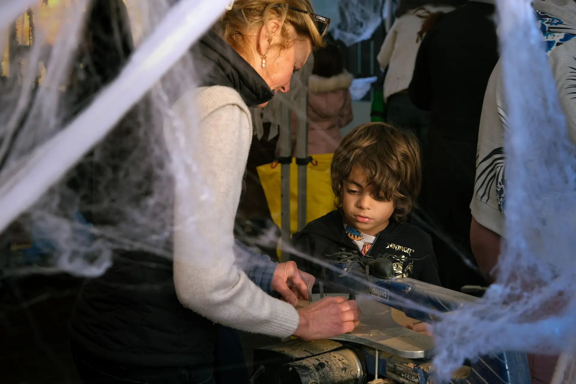 Atelier menuiserie pour enfants à Halloween à Montriond.
