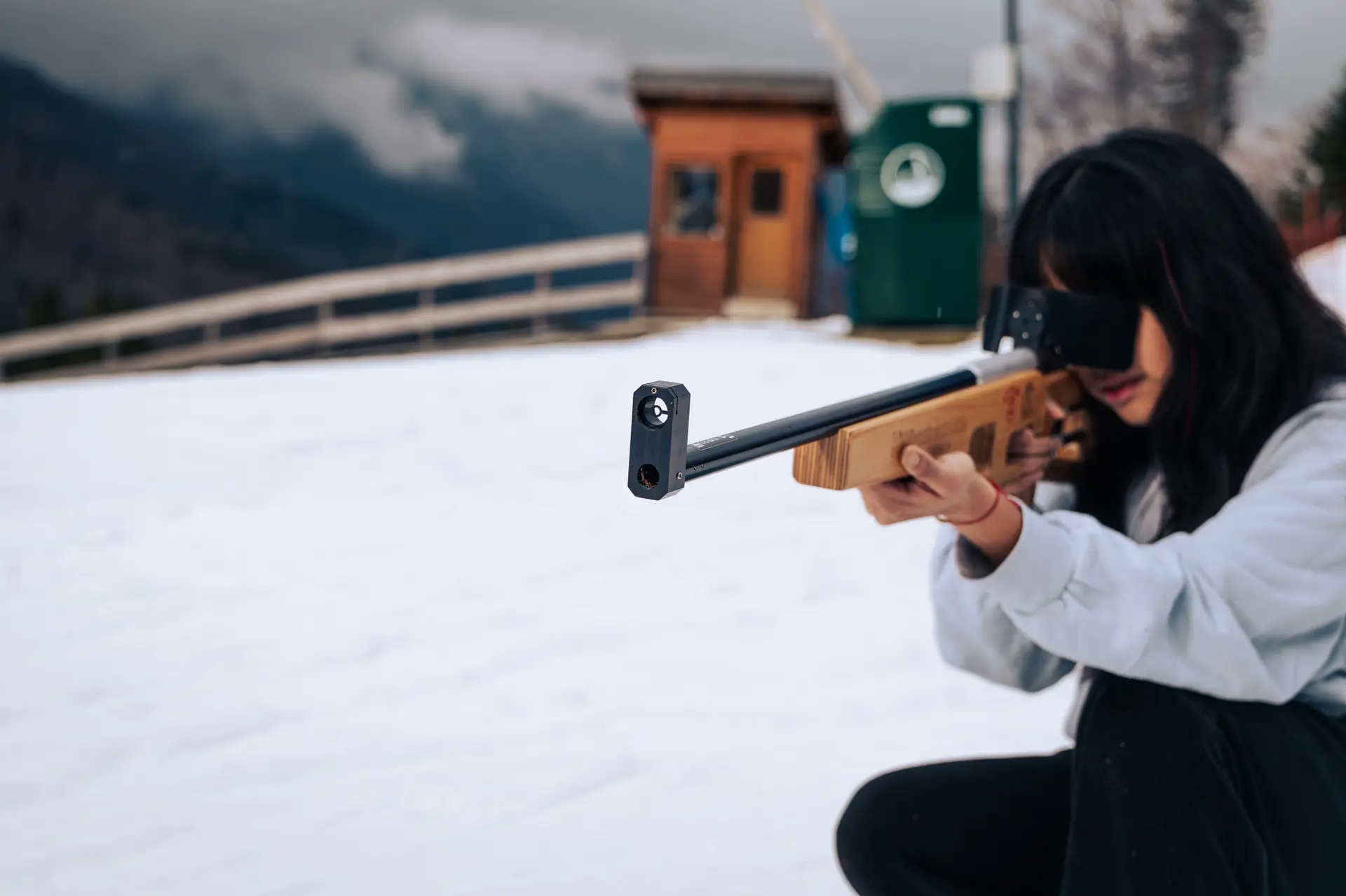 Fille tirant à la carabine laser