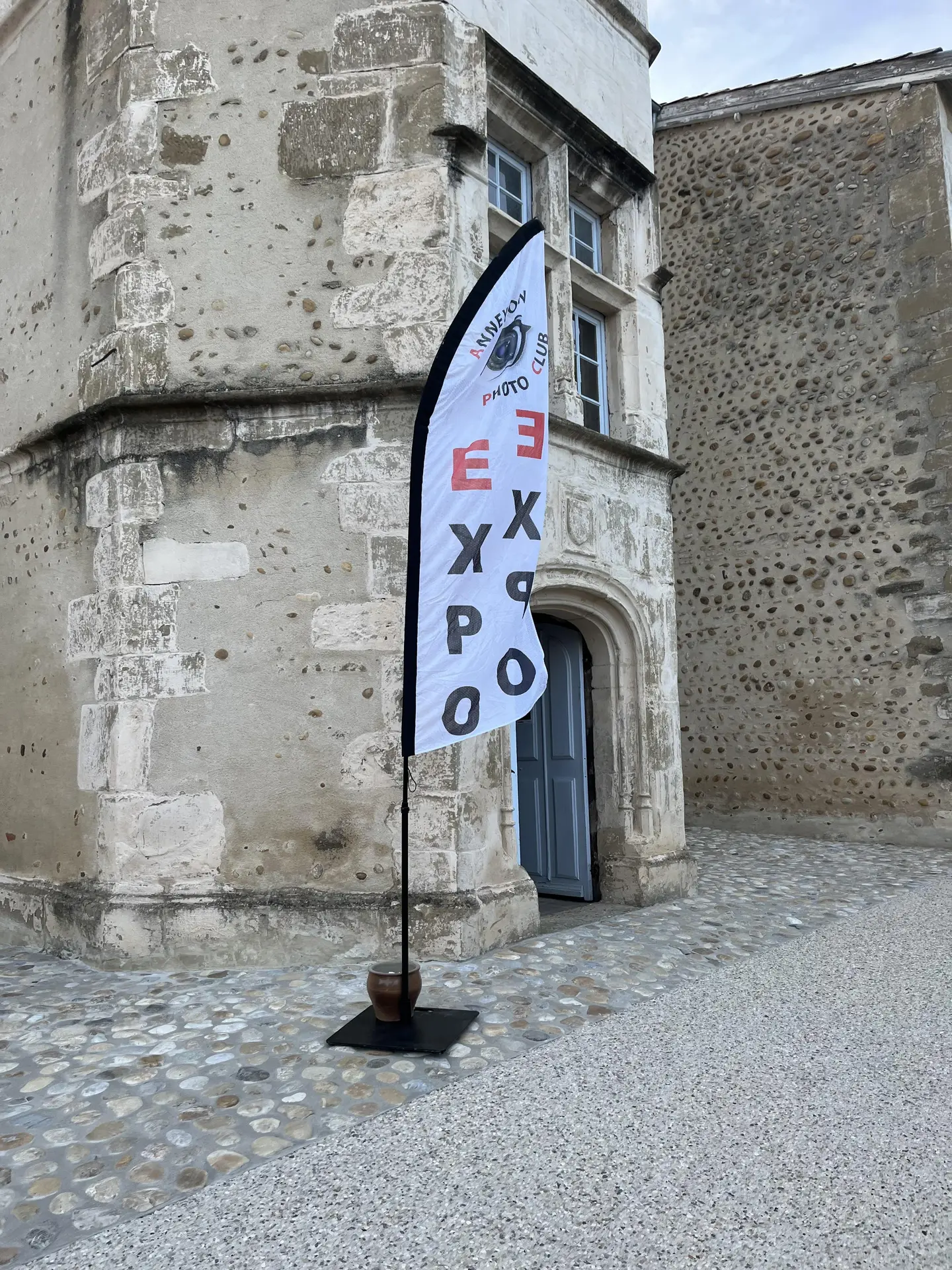 Photo de l'entrée du château de Larnage Avec un Oriflamme de l'expo du club photo