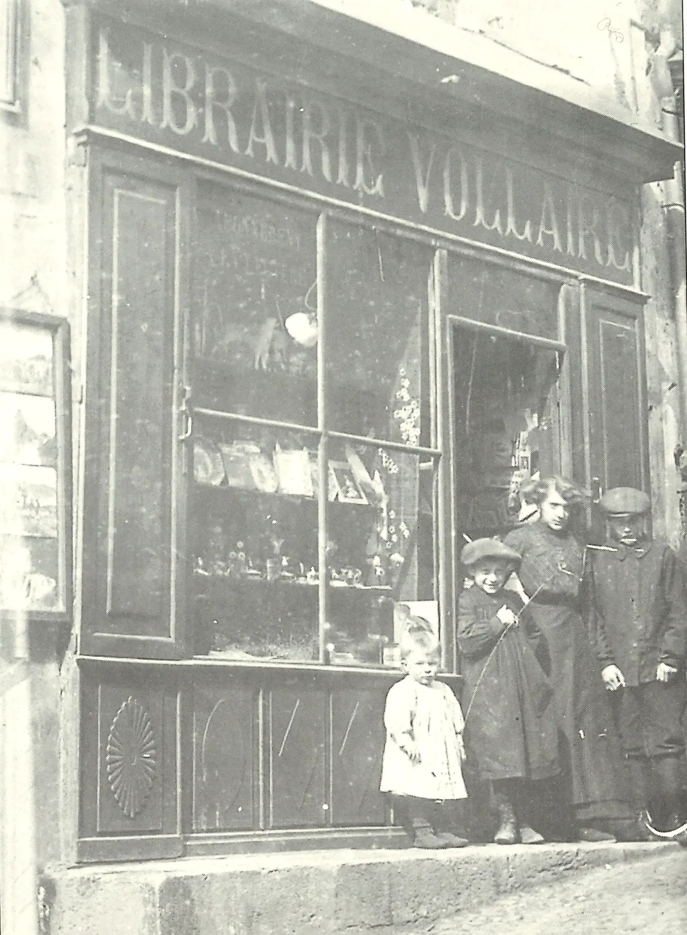 Grande rue, n°45, librairie-imprimerie Vollaire, vers 1900 photographie